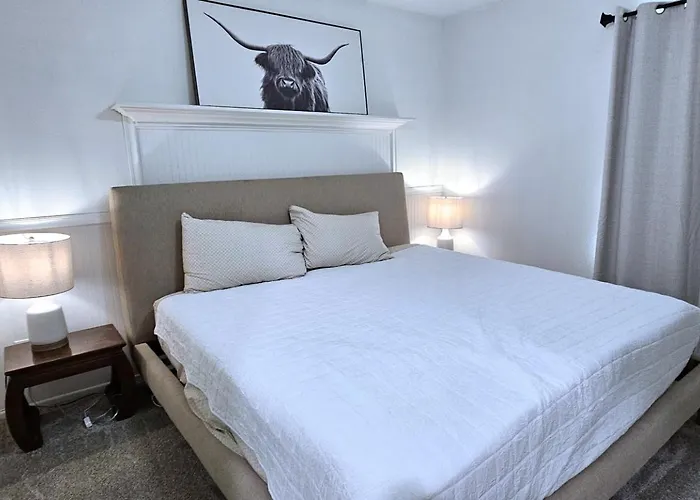 Paddleboards, Air Hockey, Grill, Fire Pit, Wd, Brkfst, Sleeps 14, Upper Apartment *