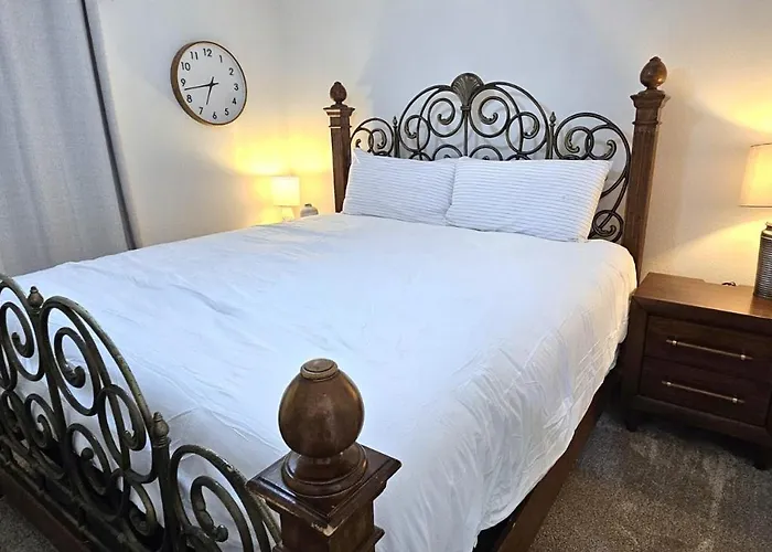 Paddleboards, Air Hockey, Grill, Fire Pit, Wd, Brkfst, Sleeps 14, Upper Apartment Page