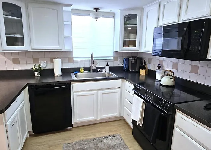 Apartment Paddleboards, Air Hockey, Grill, Fire Pit, Wd, Brkfst, Sleeps 14, Upper