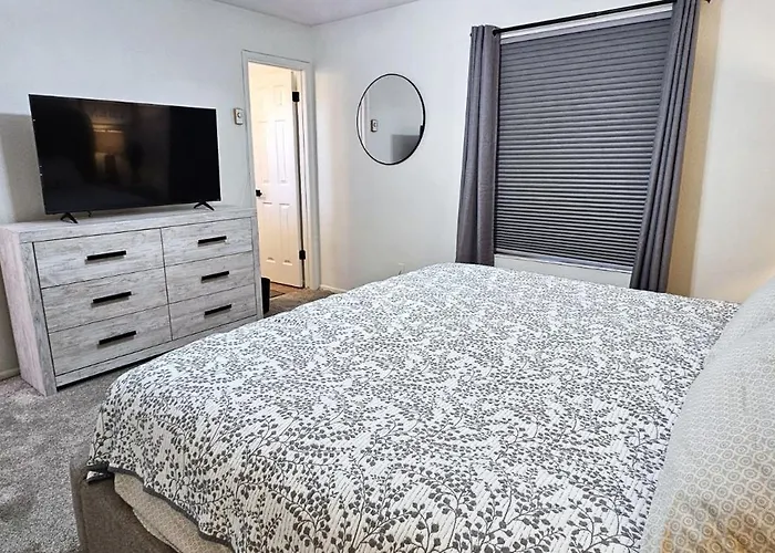 Apartment Paddleboards, Air Hockey, Grill, Fire Pit, Wd, Brkfst, Sleeps 14, Upper