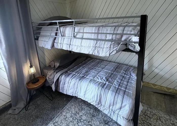 Apartment Paddleboards, Air Hockey, Grill, Fire Pit, Wd, Brkfst, Sleeps 14, Upper
