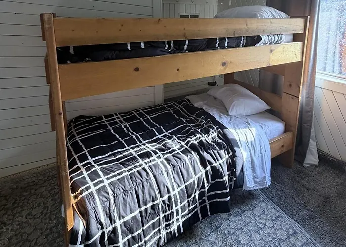 Apartment Paddleboards, Air Hockey, Grill, Fire Pit, Wd, Brkfst, Sleeps 14, Upper