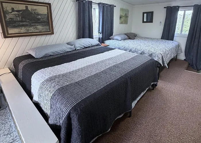 Paddleboards, Air Hockey, Grill, Fire Pit, Wd, Brkfst, Sleeps 14, Upper Apartment *